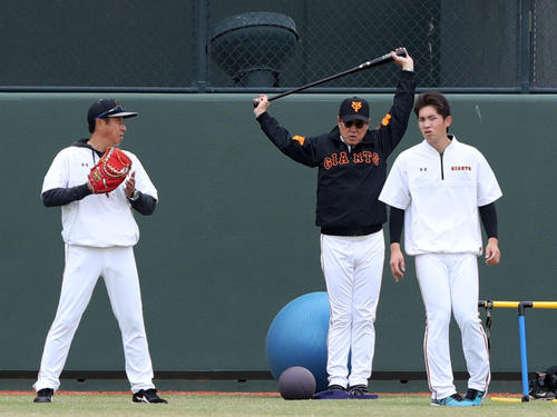 巨人対広島　試合前練習中、巨人高橋（右）は宮本コーチ（左）と言葉を交わす。中央は原監督（撮影・垰建太）