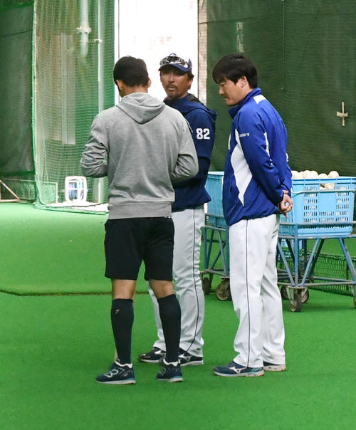 中日対阪神　左手の治療を終え戻った根尾（背中）は小笠原2軍監督に報告（撮影・前岡正明）
