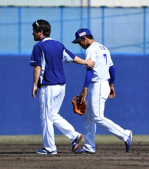 中日対阪神　7回表阪神1死一塁、高山の二塁盗塁で交錯し負傷、交代する根尾（撮影・前岡正明）