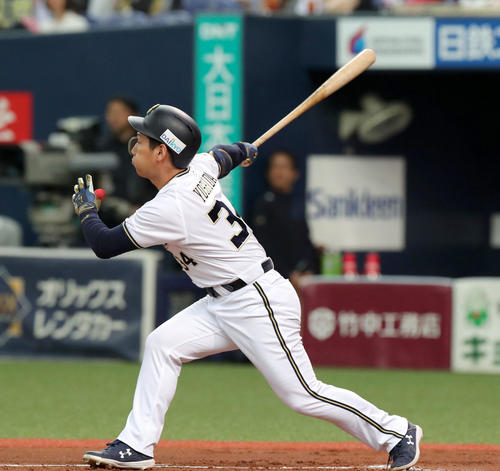 オリックス対日本ハム　1回裏オリックス1死一塁、吉田正は先制となる右越え2点本塁打を放つ（撮影・佐藤翔太）　　