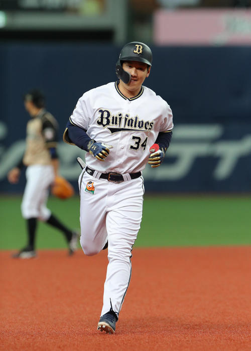 オリックス対日本ハム　1回裏オリックス1死一塁、先制となる右越え2点本塁打を放ちダイヤモンドを一周する吉田正（撮影・佐藤翔太）　　