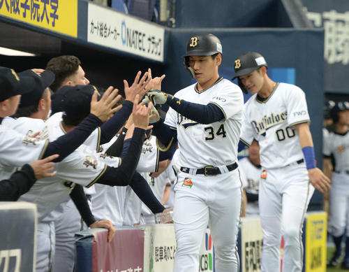 オリックス対日本ハム　1回裏オリックス1死一塁、吉田正（中央）は先制2点本塁打を放ちナインに迎えられる（撮影・渦原淳）