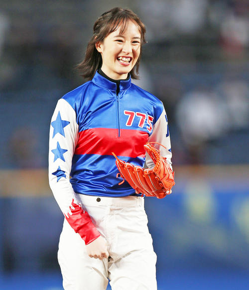 ロッテ対ソフトバンク　笑顔の藤田菜七子（撮影・中島郁夫）