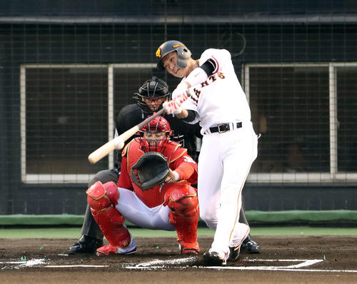 巨人対広島　1回裏巨人無死、1番・遊撃で先発出場の坂本勇は遊強襲安打を放つ（撮影・松本俊）
