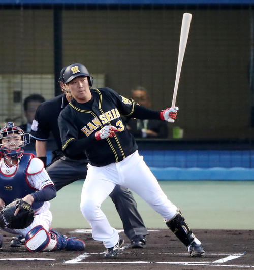 ヤクルト対阪神　1回表阪神1死一、二塁、大山は左前適時打を放つ（撮影・加藤哉）