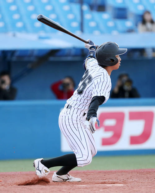 立正大対亜大　5回裏亜大1死一、二塁、田中幹は左越え適時二塁打を放つ（撮影・鈴木正人）