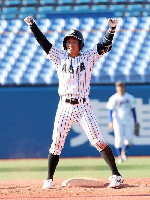 立正大対亜大　5回裏亜大1死一、二塁、田中幹は左越え適時二塁打を放ちガッツポーズ（撮影・鈴木正人）