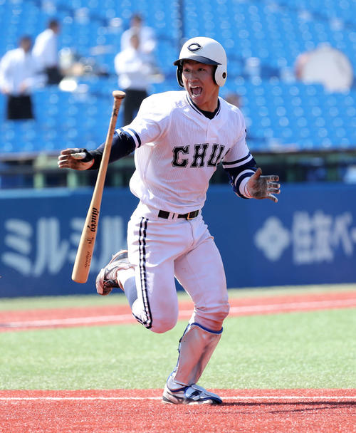 駒大対中大　8回裏中大2死二、三塁、古賀は中前適時打を放ちベンチに向かい雄たけびを上げる（撮影・鈴木正人）