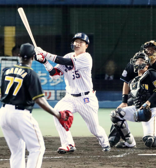 1回裏ヤクルト2死一、三塁、村上は右翼越え3点本塁打を放つ(撮影・加藤哉)