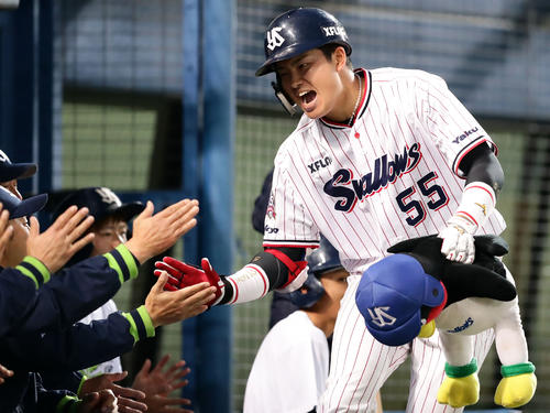 1回裏ヤクルト2死一、三塁、村上は右翼に3点本塁打を放ち、雄叫びを上げてナインとハイタッチ(撮影・浅見桂子)