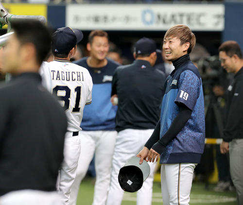 オリックス対日本ハム　試合前、笑顔であいさつして回る日本ハム金子（撮影・佐藤翔太）　　
