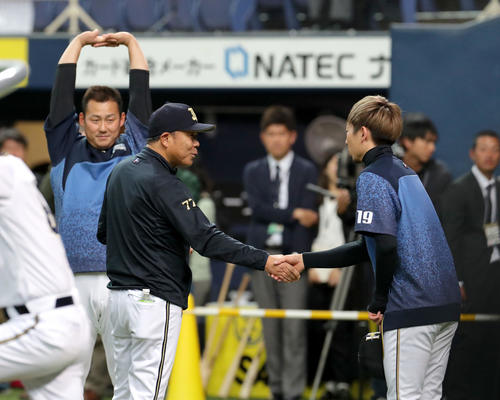 オリックス対日本ハム　試合前、オリックス西村監督（左）にあいさつする日本ハム金子（撮影・佐藤翔太）　　