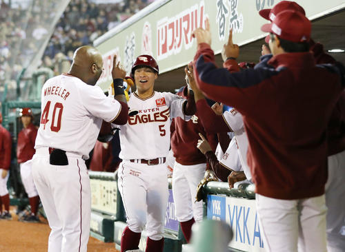 楽天対西武　3回裏楽天1死、茂木は同点の右越え本塁打を放ち、出迎えられる（撮影・林敏行）