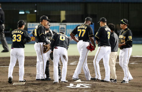 ヤクルト対阪神　2回裏ヤクルト1死一、三塁、ガルシア（中央）は打席に西浦を迎えたところで降板（撮影・加藤哉）