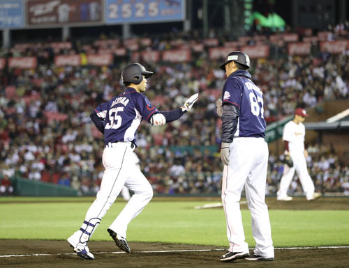 楽天対西武　3回表西武1死、秋山は先制の右越え本塁打を放ち、三塁を回る（撮影・林敏行）