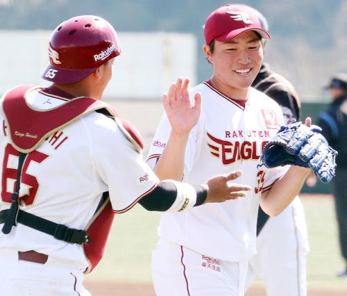 イースタンリーグ楽天対日本ハム　公式戦初登板を2回無失点で終え、笑顔で堀内（左）とハイタッチする楽天引地（撮影・野上伸悟）