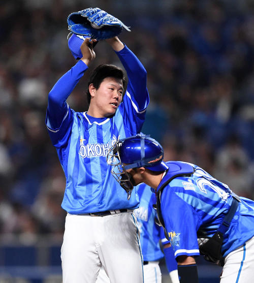 3回裏中日無死一塁、マウンドで汗を拭く上茶谷(中央)(撮影・森本幸一)