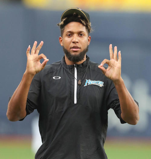 オリックス対日本ハム　試合前、カメラに向かってポーズをとる日本ハム・ロドリゲス（撮影・佐藤翔太）　　