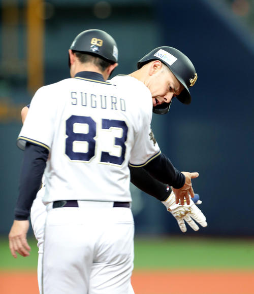 オリックス対日本ハム　4回裏オリックス無死、メネセスは右越え本塁打を放ち勝呂コーチ（左手前）とタッチを交わす（撮影・佐藤翔太）　　