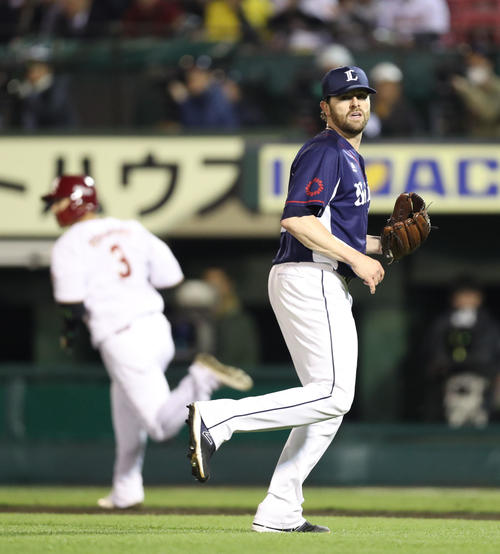 楽天対西武　5回裏楽天1死二塁、浅村に同点の左前適時打を許すニール（撮影・林敏行）