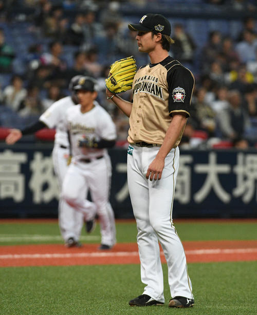 オリックス対日本ハム　1回裏オリックス1死一塁、吉田正に先制2点本塁打を浴びた上原（撮影・渦原淳）