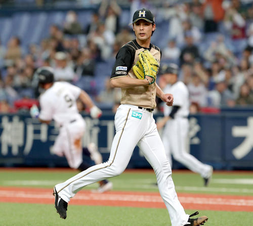 オリックス対日本ハム　5回裏オリックス1死二、三塁、ロメロ（左奥）に左前適時打を打たれる日本ハム上原（撮影・佐藤翔太）　　