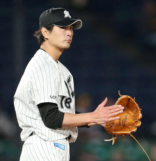 ロッテ涌井は完封勝ちの瞬間も表情を変えず（撮影・中島郁夫）