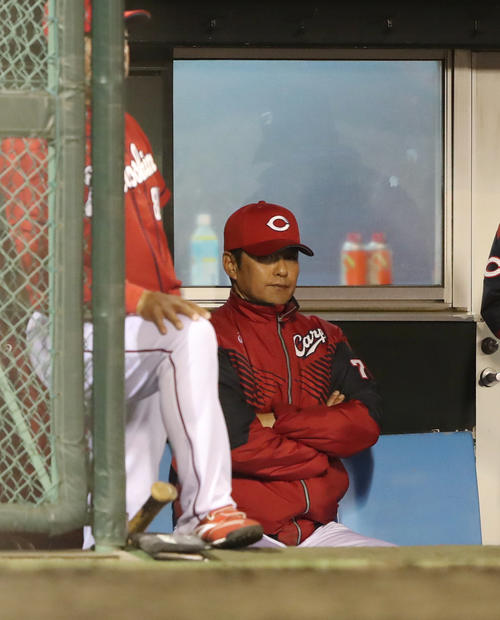 巨人対広島　ベンチで厳しい表情の広島緒方監督（撮影・垰建太）