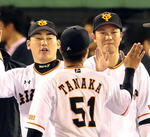 巨人対広島　勝利に貢献した坂本勇（右から2人目）と丸（同4人目）のサカマルコンビは笑顔でナインとハイタッチ（撮影・松本俊）