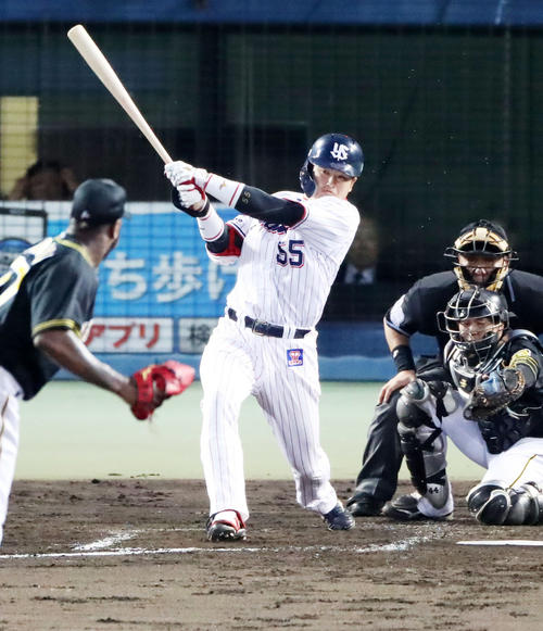 1回裏ヤクルト2死一、三塁、村上は右翼越え3点本塁打を放つ（撮影・加藤哉）