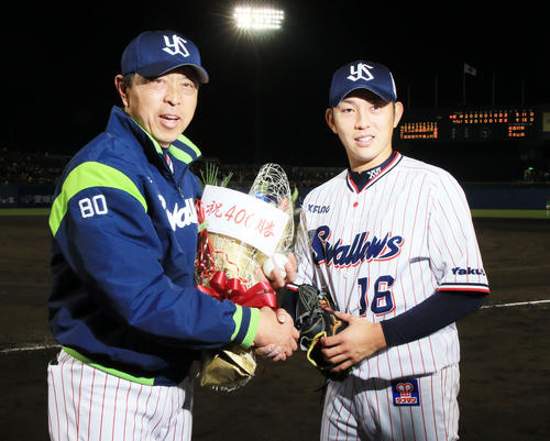 ヤクルト対阪神　通算400勝を決めたヤクルト小川監督（左）は、完投勝利した原からウイニングボールを受け取り笑顔で握手（撮影・浅見桂子）