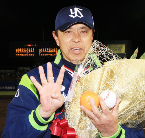 ヤクルト対阪神　通算400勝を決めたヤクルト小川監督は、ウイニングボールと愛媛県産みかんを手に「400」を作り笑顔（撮影・浅見桂子）