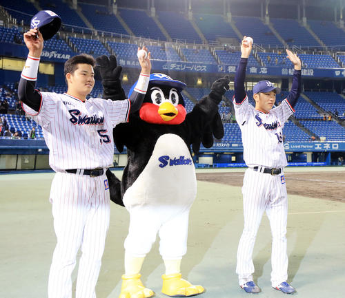 ヤクルト対阪神　完投勝利と原（右）と3点本塁打を放った村上はスタンドにでバンザイ（撮影・浅見桂子）