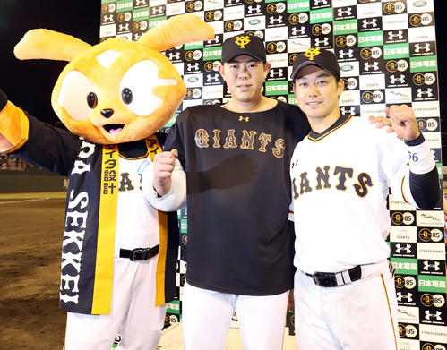 巨人対広島　ヒーローインタビューを終え笑顔で写真に納まる巨人山口（中央）と山本（撮影・垰建太）