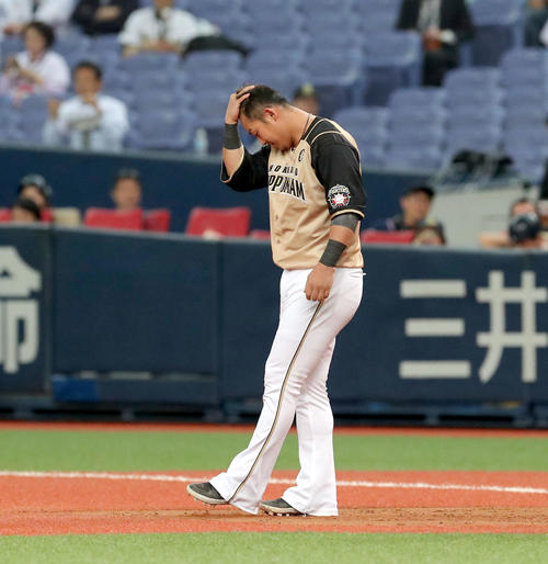 オリックス対日本ハム　3回表日本ハム2死一塁、遊ゴロに終わりうつむく日本ハム中田（撮影・佐藤翔太）　　