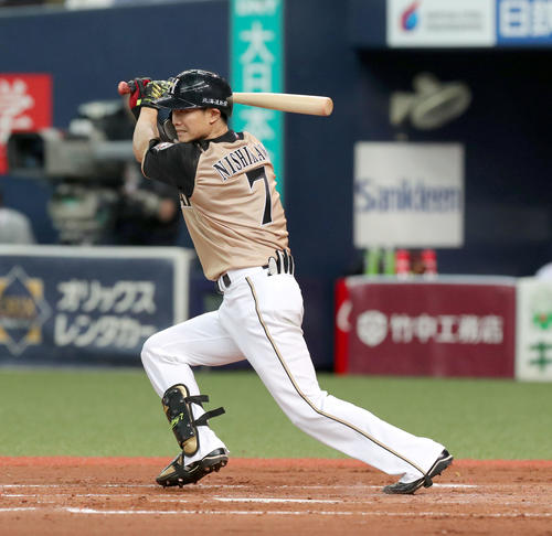 オリックス対日本ハム　5回表日本ハム1死、西川は中前打を放つ（撮影・佐藤翔太）　　