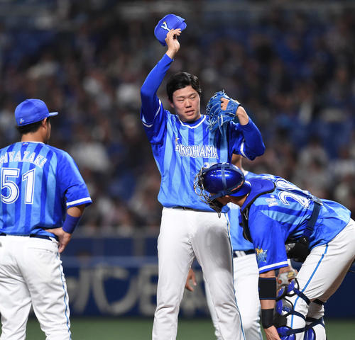 中日対DeNA　3回裏中日無死一塁、マウンドで汗を拭く上茶谷（中央）（撮影・森本幸一）