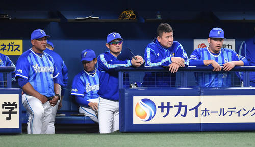 中日対DeNA　6回表DeNA2死一、三塁、ベンチで戦況を見つめるアレックス・ラミレス監督（左）と筒香嘉智（右）（撮影・森本幸一）