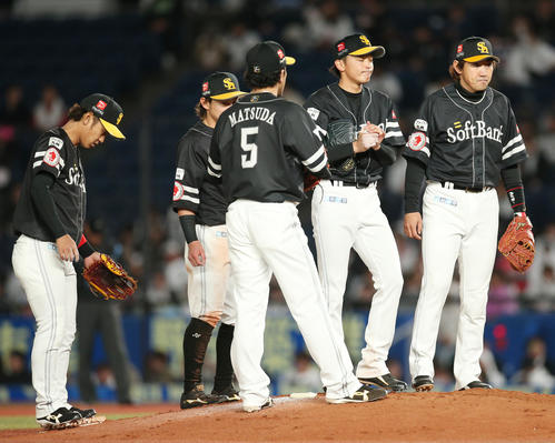 ロッテ対ソフトバンク　マウンドに集まるソフトバンク選手たち（撮影・中島郁夫）