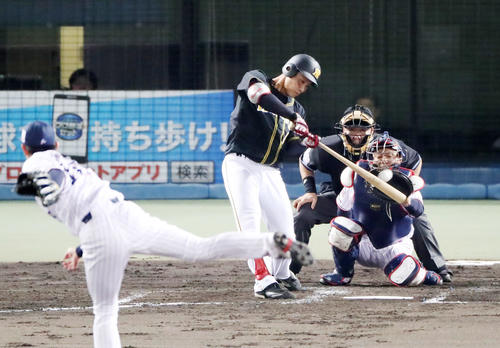 ヤクルト対阪神　2回表阪神無死、木浪は左翼線二塁打を放つ（撮影・加藤哉）