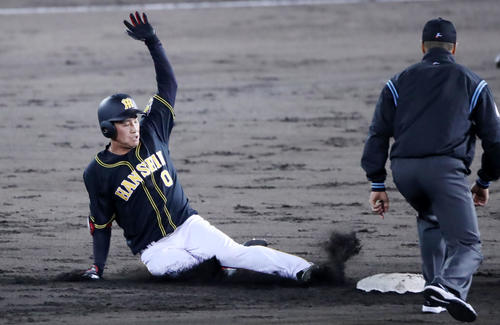 ヤクルト対阪神　2回表阪神無死、木浪は左翼線二塁打を放って滑り込む（撮影・加藤哉）