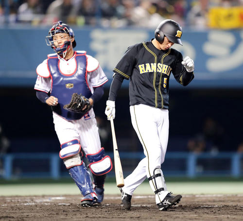 ヤクルト対阪神　4回表阪神2死一、二塁、近本は空振り三振に倒れがっくり（撮影・浅見桂子）