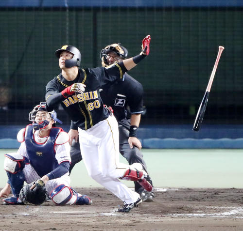 ヤクルト対阪神　9回表阪神2死三塁、中谷は右越え2点本塁打を放つ（撮影・加藤哉）