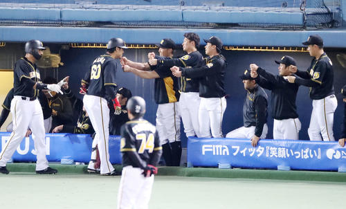 ヤクルト対阪神　9回表阪神2死三塁、中谷は右越え2点本塁打を放ちナインとアゴタッチ（撮影・加藤哉）