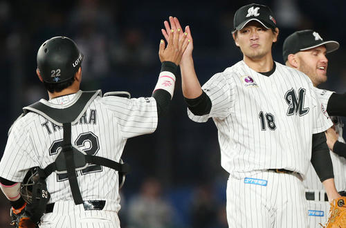 ロッテ対ソフトバンク　2安打完封勝利で捕手田村とハイタッチするロッテ涌井（撮影・中島郁夫）