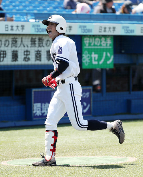 駒大対中大　5回裏中大1死二塁、五十幡は右越え本塁打を放ち雄たけびを上げる（撮影・鈴木正人）