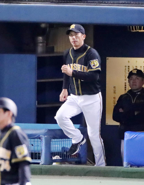 ヤクルト対阪神　8回表を終え選手交代に出る矢野監督（撮影・加藤哉）