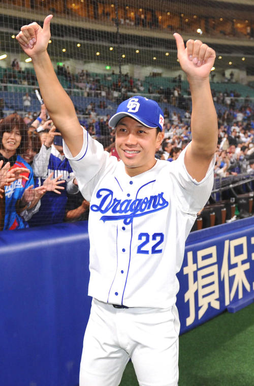 中日対DeNA　試合終了、ファンの声援に応える大野（撮影・森本幸一）