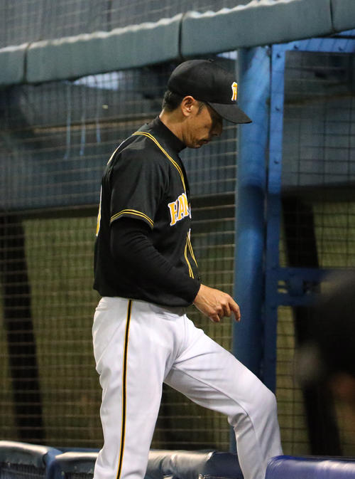 ヤクルト対阪神　8回、交代を告げベンチに戻る矢野監督（撮影・上山淳一）