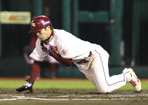 楽天対西武　10回裏楽天無死一、二塁、島内は死球を浴びる（撮影・林敏行）